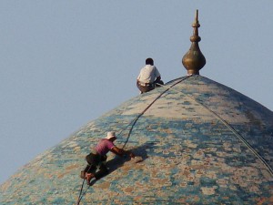 Obreros restaurando cúpula
