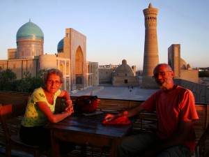 Pareja admirando vistas a la Mezquita Bibi Khanum, Samarcanda.